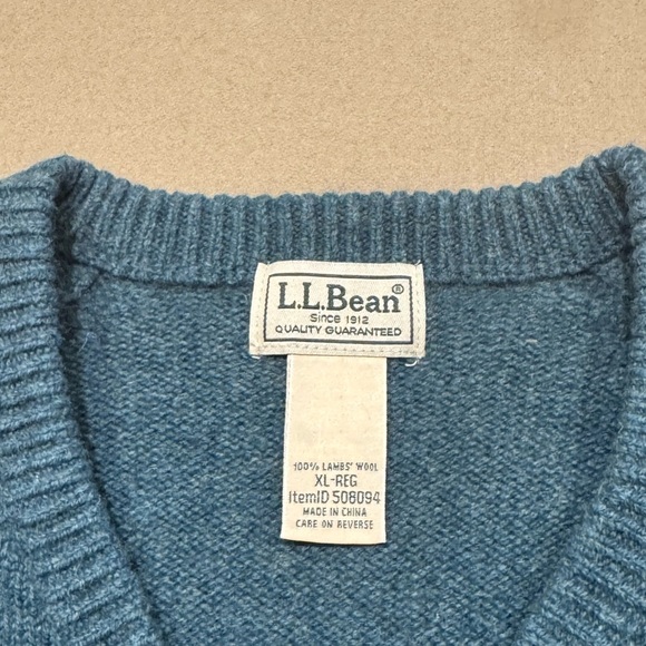 L.L. Bean V-Neck 100% Lambs Wool Sweater Timeless Knit Design - Picture 3 of 5